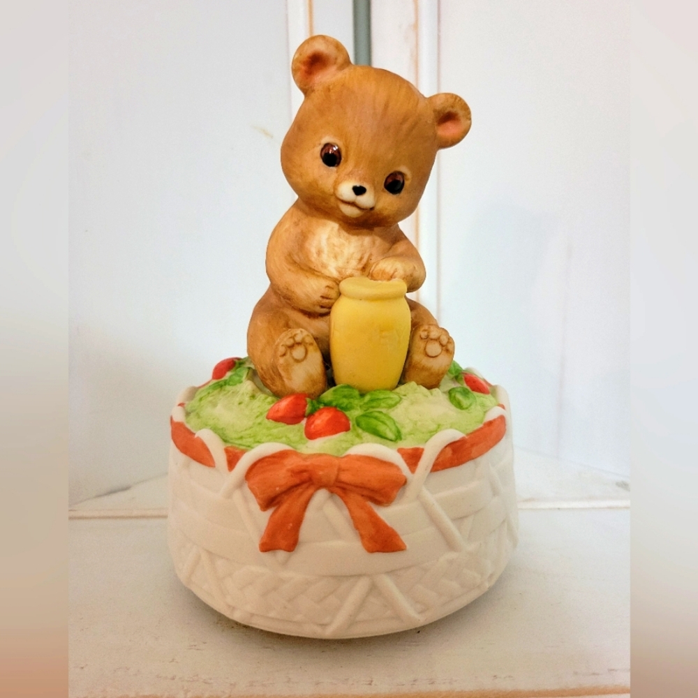 Vintage Gift World of Gorham Teddy Bear Music Box